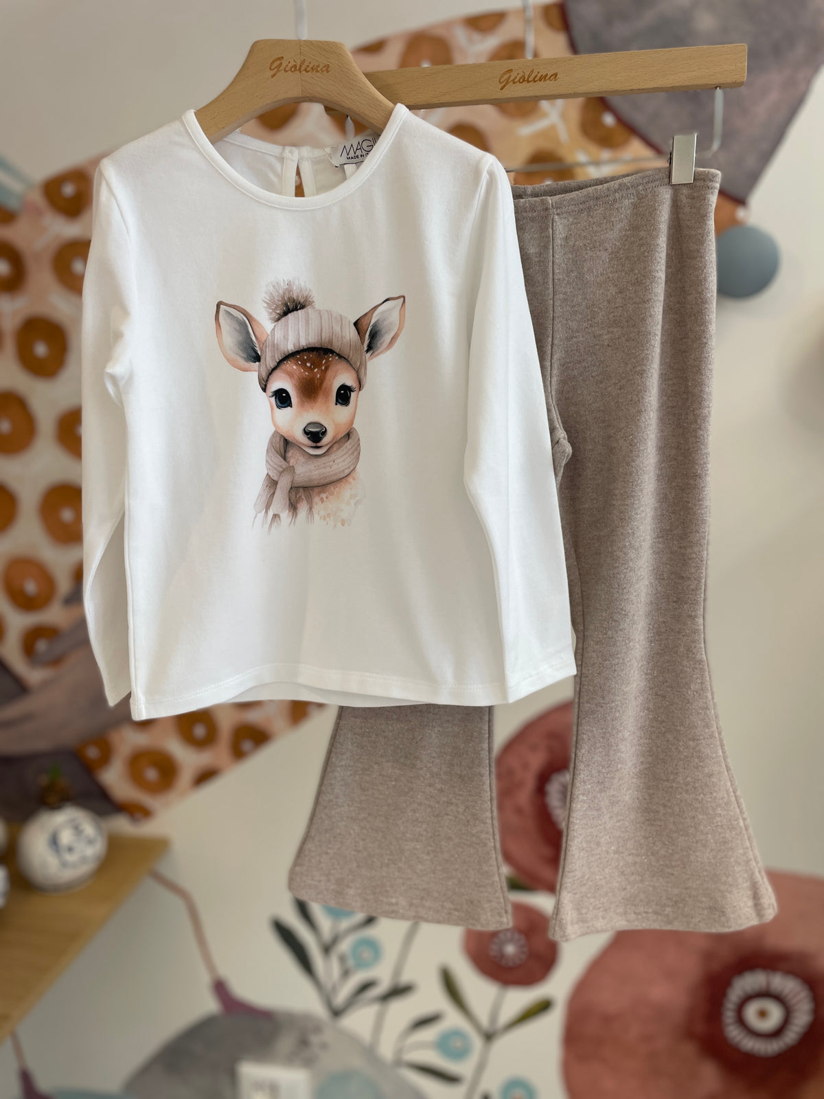 Felpina con balza in cotocashmere con leggings a zampa e t-shirt stampa cerbiatto