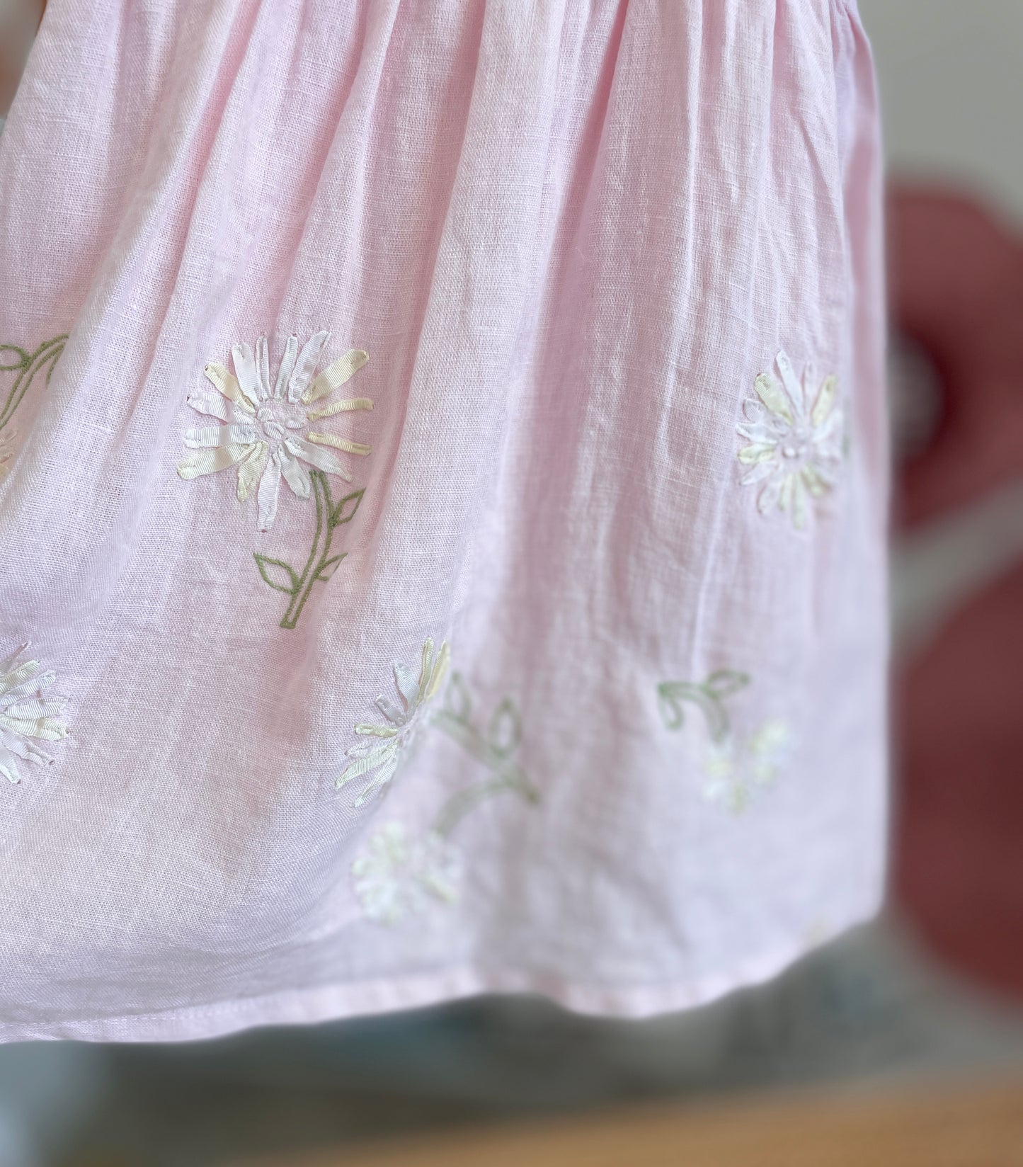 Abito rosa tenue in cotone e lino impreziosito da ricami
