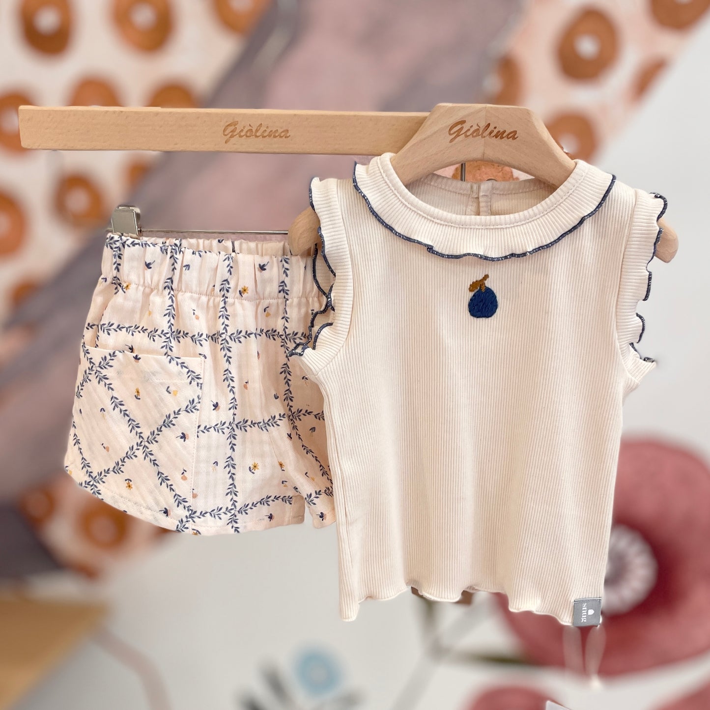 Top a costine naturale profilo indaco e stampa pera con shorts, abitino stampa fiori indaco