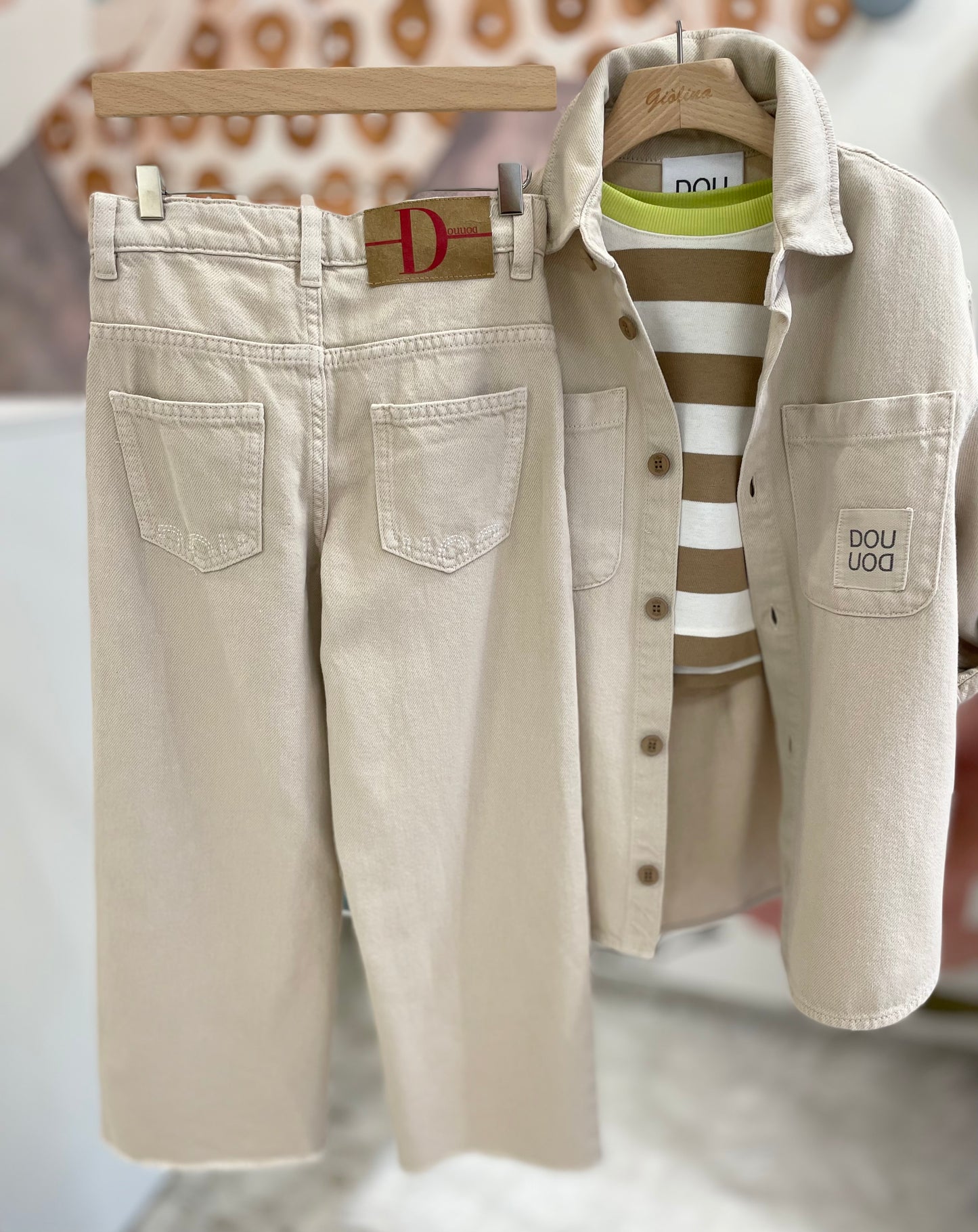 T-shirt crop rigata con profilo fluo e shorts in felpa