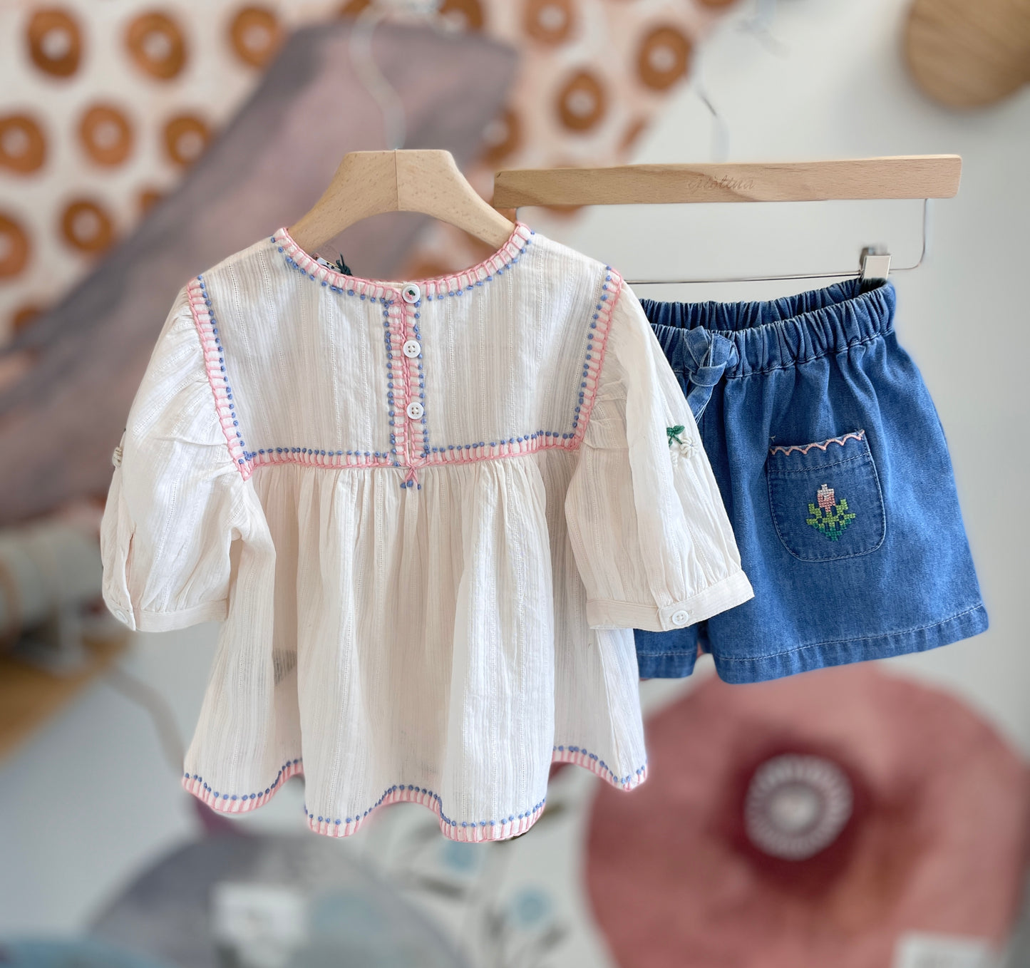 Blusa crema con passamaneria rosa, manica a palloncino ricamata e shorts denim taschine ricamate