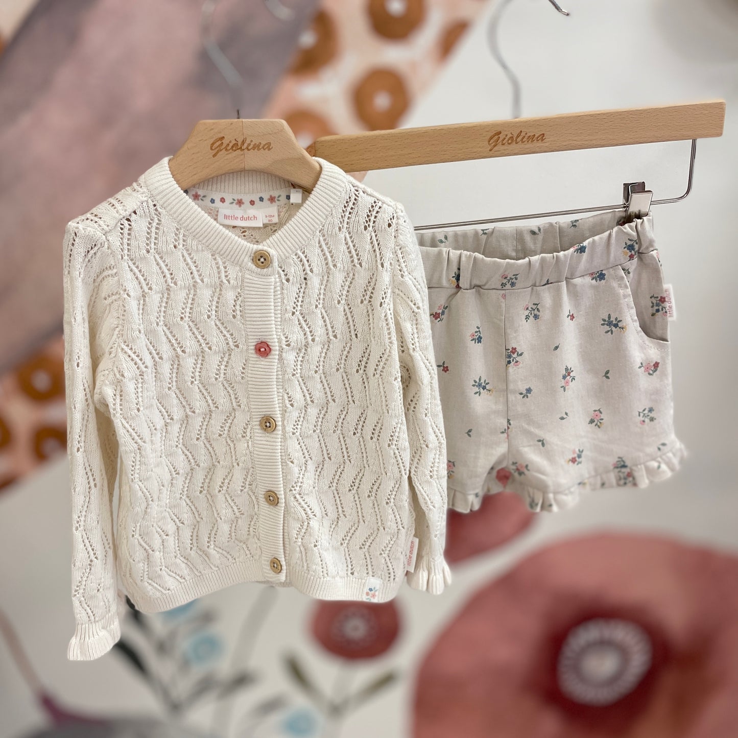Completo camicia e short in cotone leggero abbinato a cardigan traforato color latte