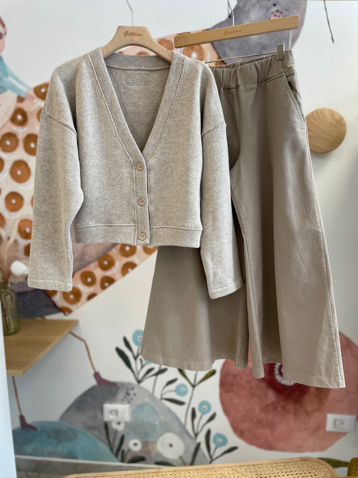 Cardigan, top paillettes, maglia e pantagonna beige