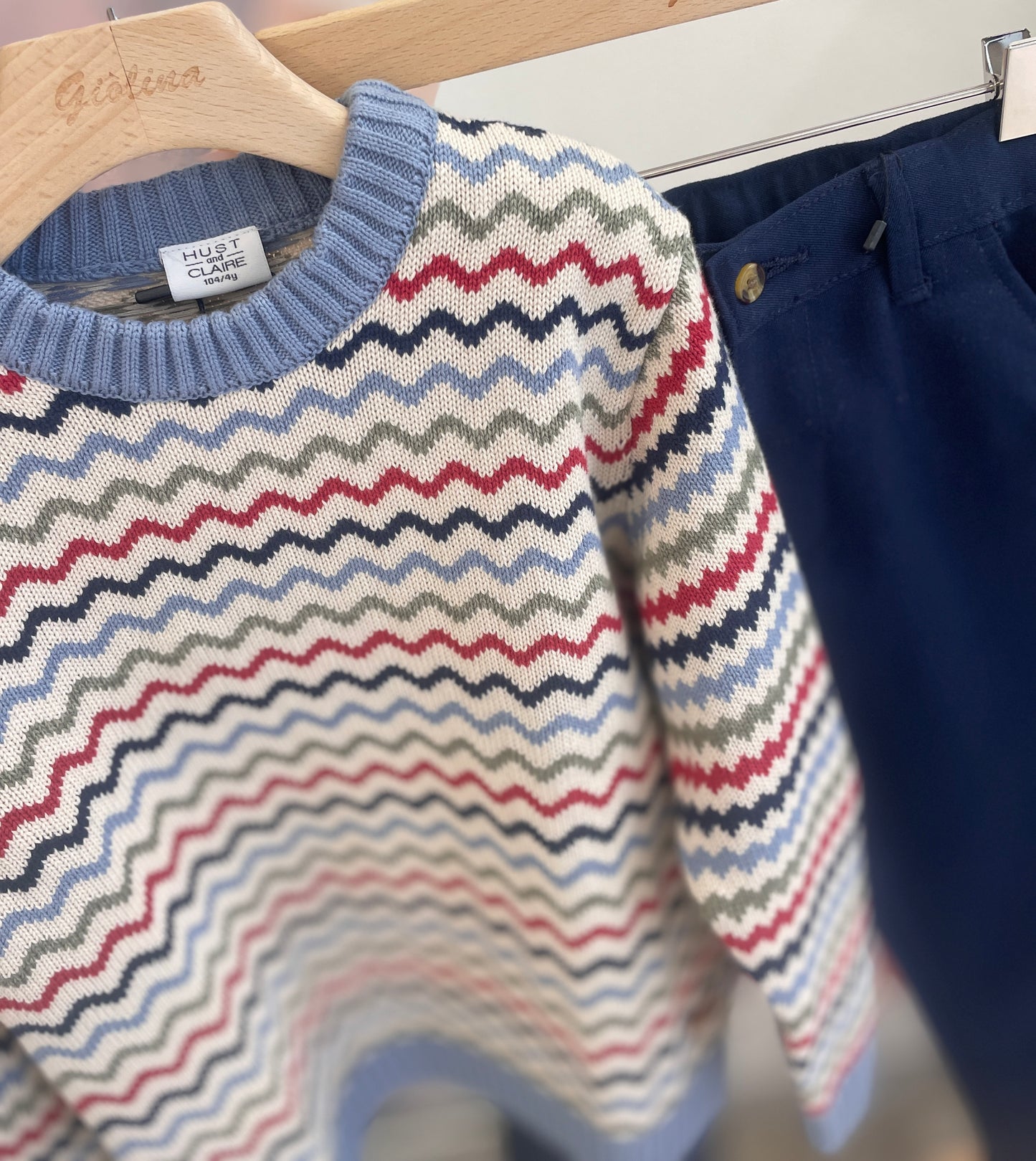 Maglia girocollo multicolor con pantalone blu bi stretch