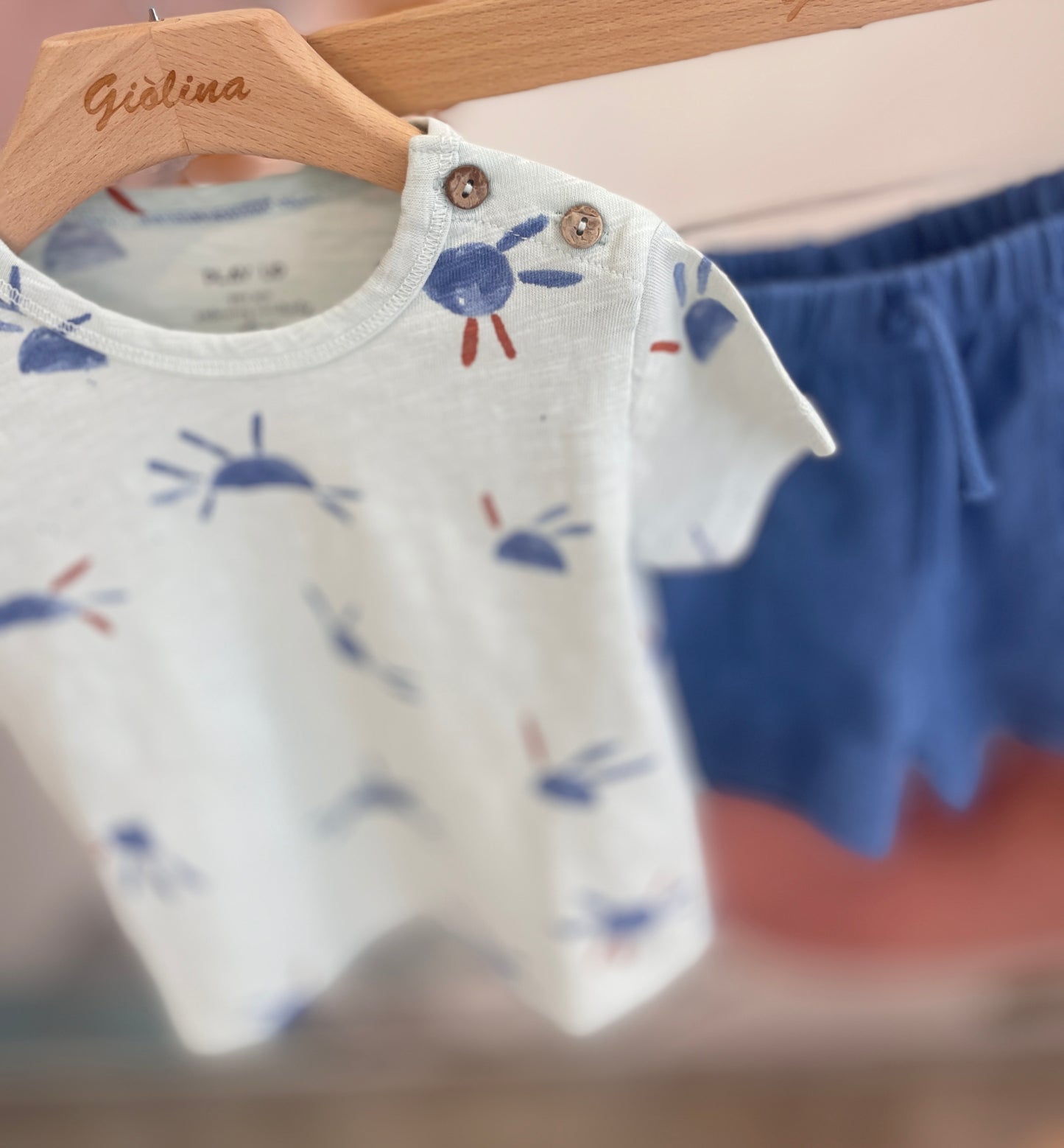 T-shirt stampa sole e bermuda bluette