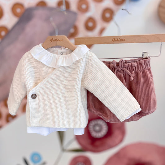 Golfino in lana incrociato con bloomer rosa in velluto elasticizzato e t-shirt bianca felpata