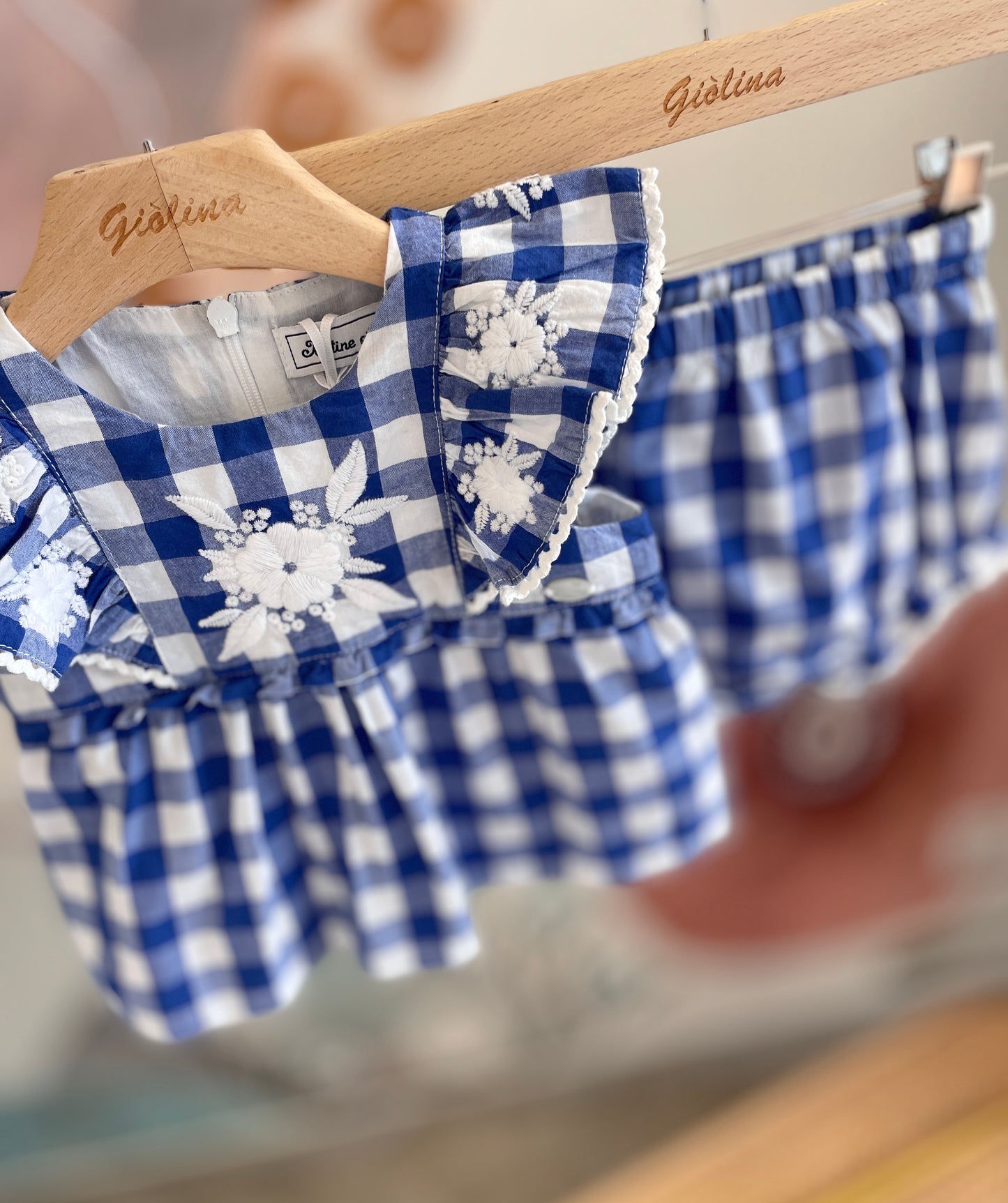 Completo camicia ricamata con culotte in cotone vichy bluette.