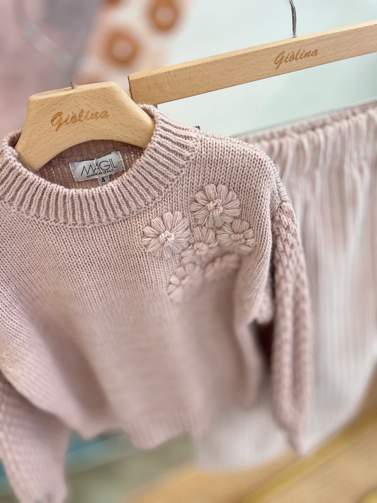 Pullover rosa con ricamo fiori /t-shirt cioccolato e pantalone velluto costa larga