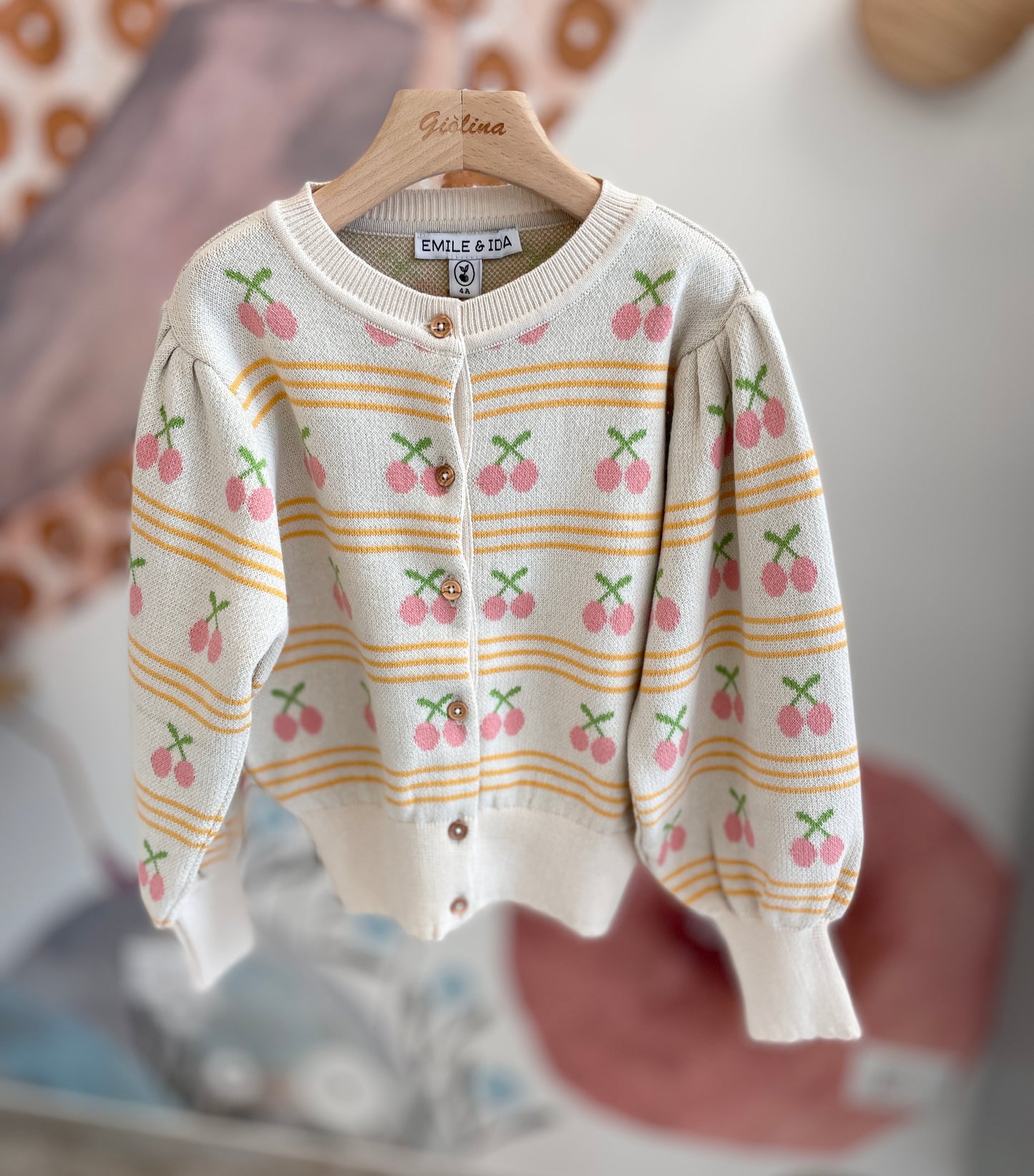 Top, pantalone largo con fusciacca, cardigan e giacchino crochet