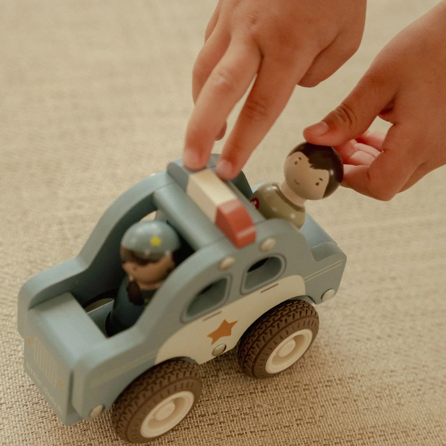 Auto della polizia in legno