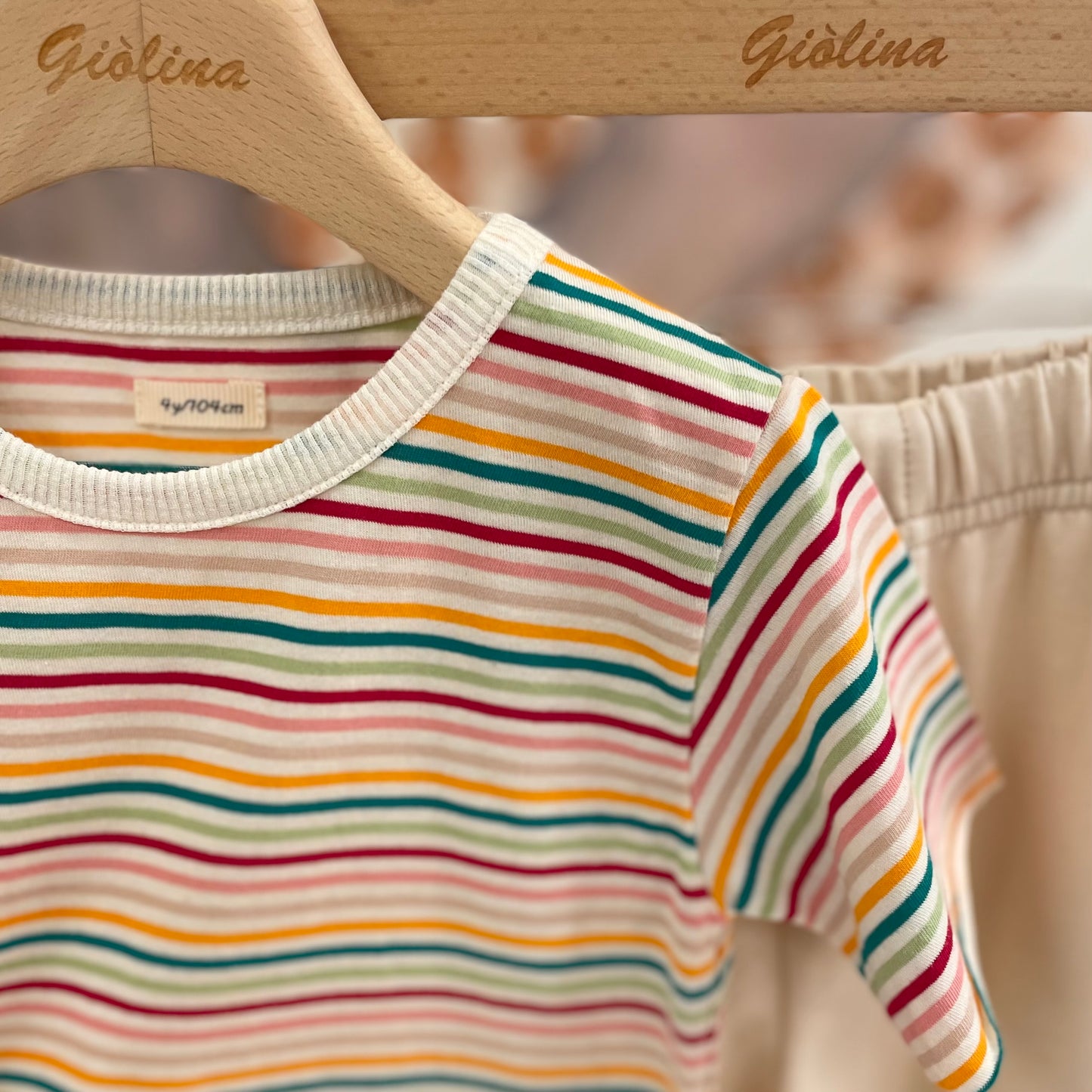 Completo in felpa e t-shirt multicolor