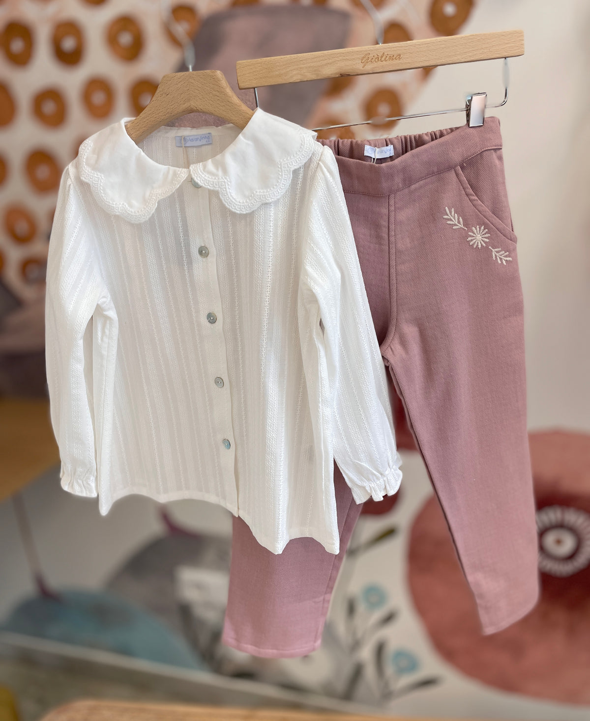 Cardigan tricot , camicia con collettone ricamato e pantalone rosa antico
