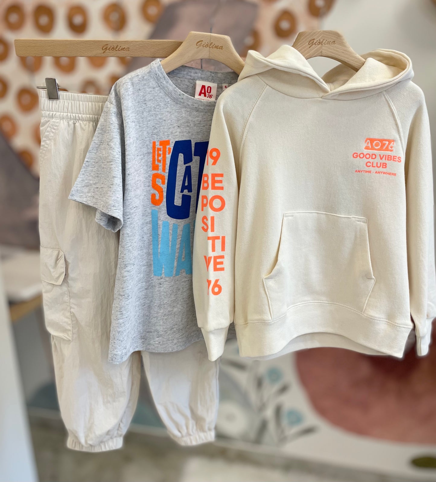 Felpa scritte fluo  t-shirt e pantalone cargo