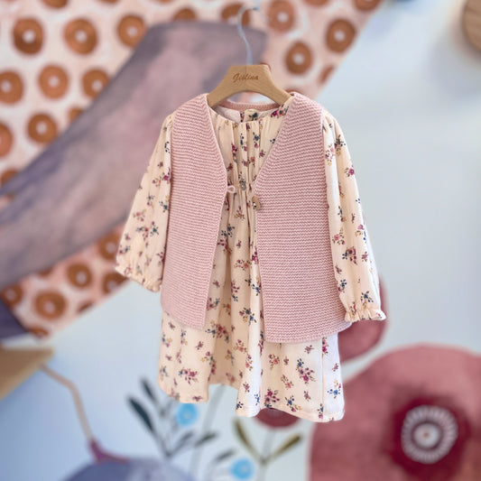 Abito fiorato rosa tenue con gilet in lana