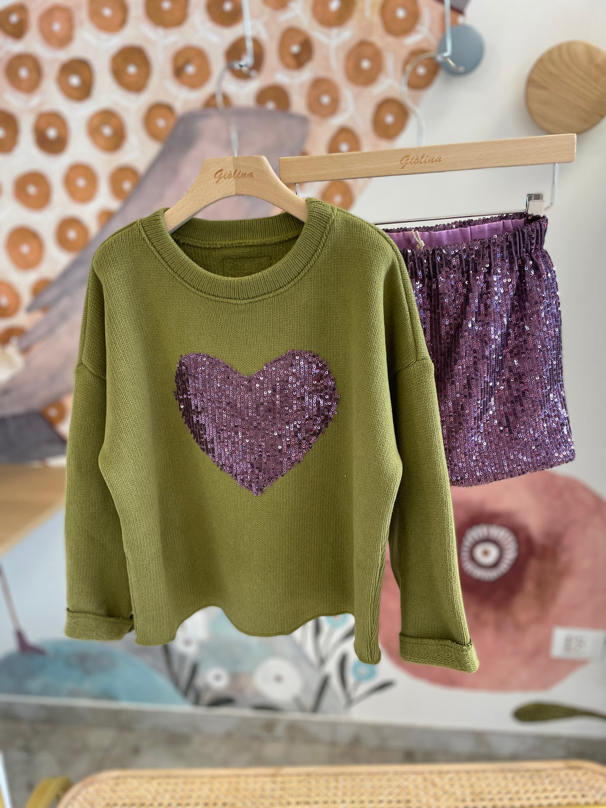 Maglia con cuore e gonna paillettes