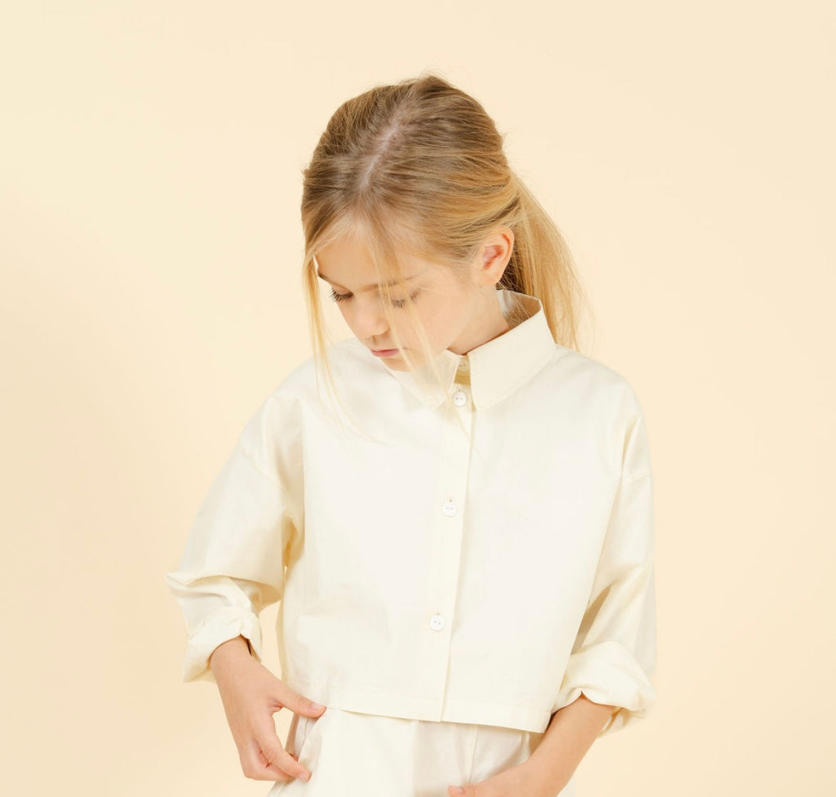 Camicia burro, gonna a ruota bianca, cintura fiore, pantagonna burro, top bianco con fiocco, giacca/camicia burro