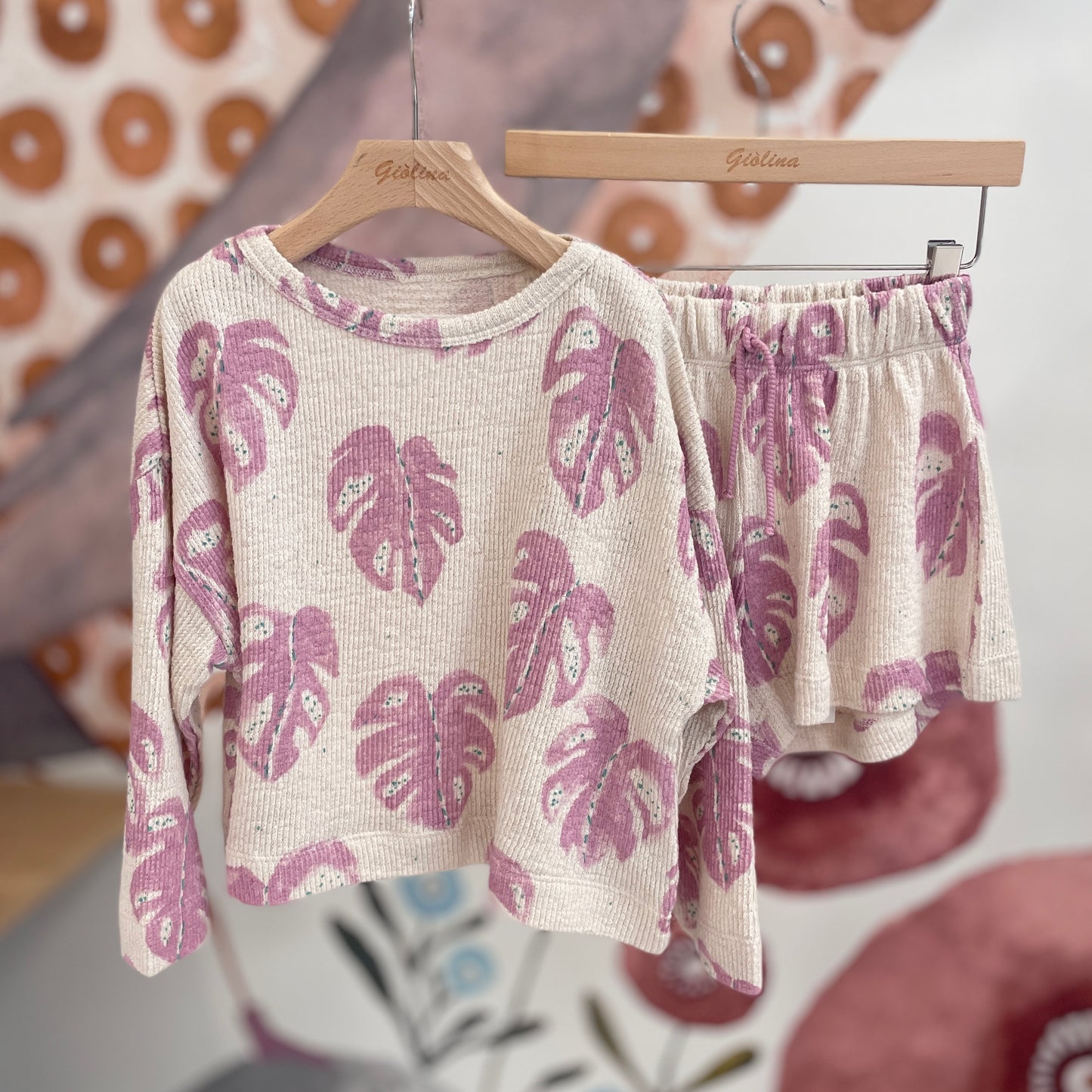 Felpa e shorts abbinati stampa foglie rosa e t-shirt lilla