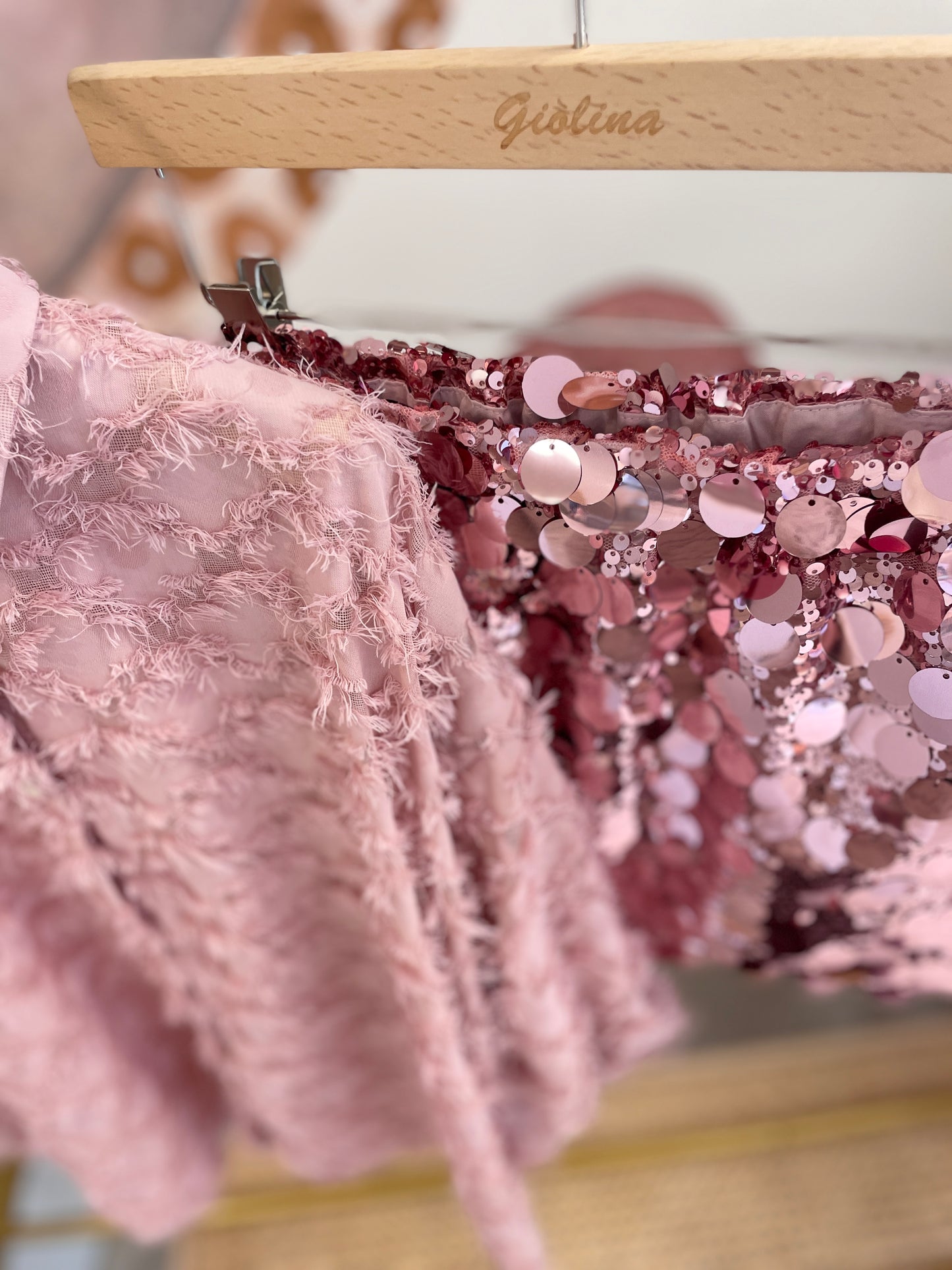 Gonna macro paillettes, blusa fluffy, t-shirt bianca