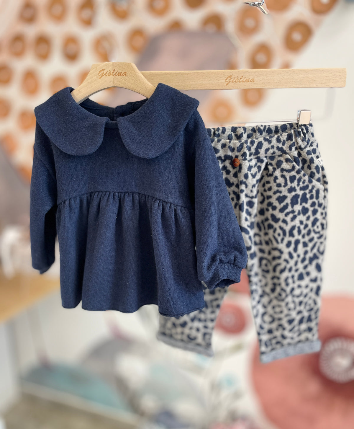 Maglia in cotone caldo con colletto e pantalone maculato