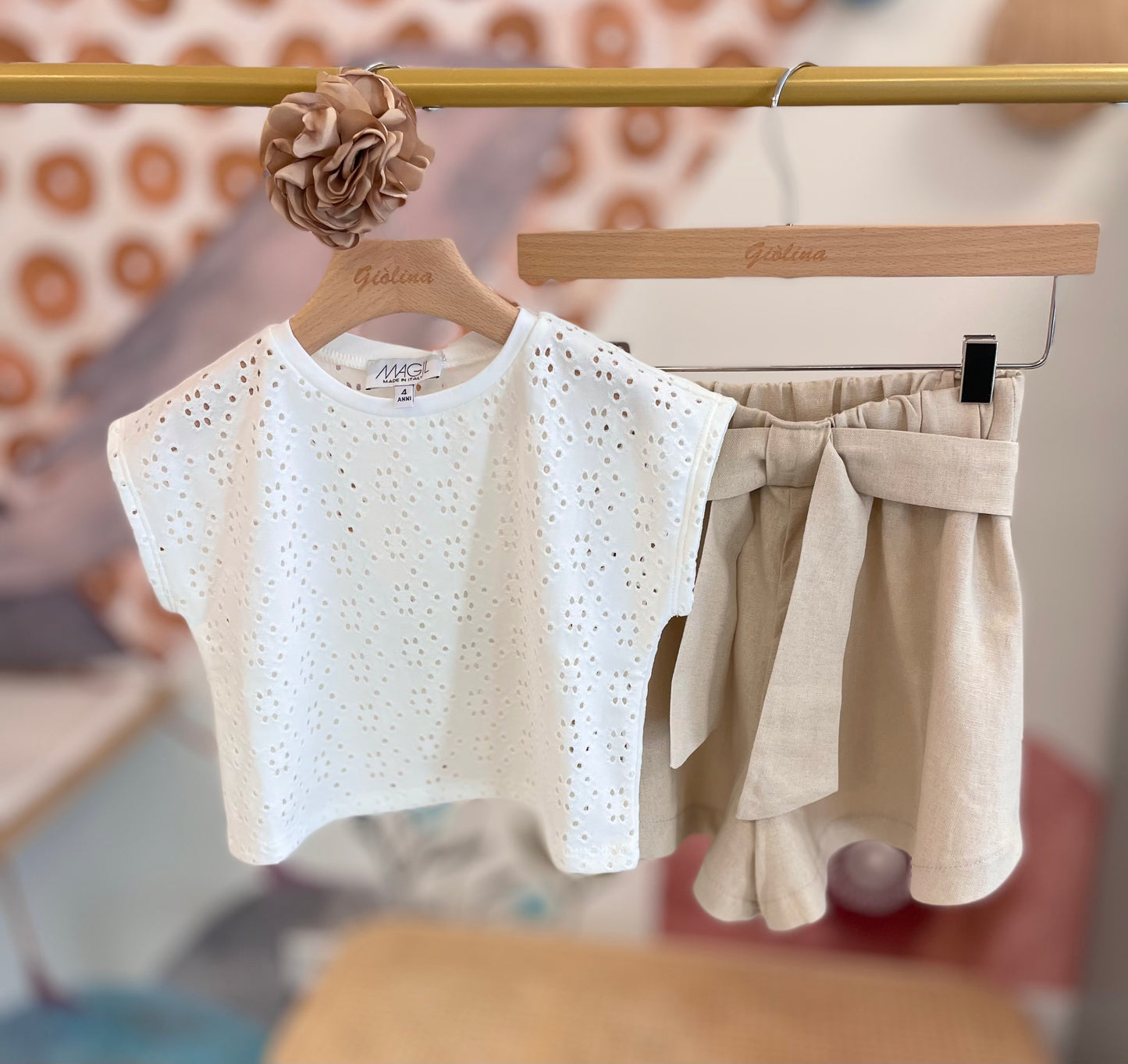 T-shirt traforata con shorts sabbia