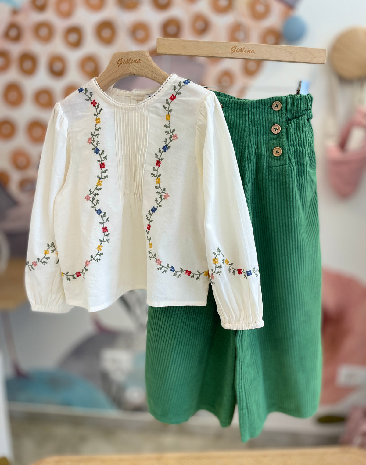 Gilet ricamato reversibile con blusa e pantalone in velluto a vita alta