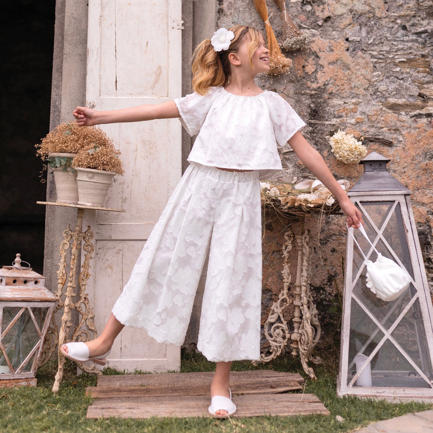 Completo crop top e pantalone decorato con fiori bianchi