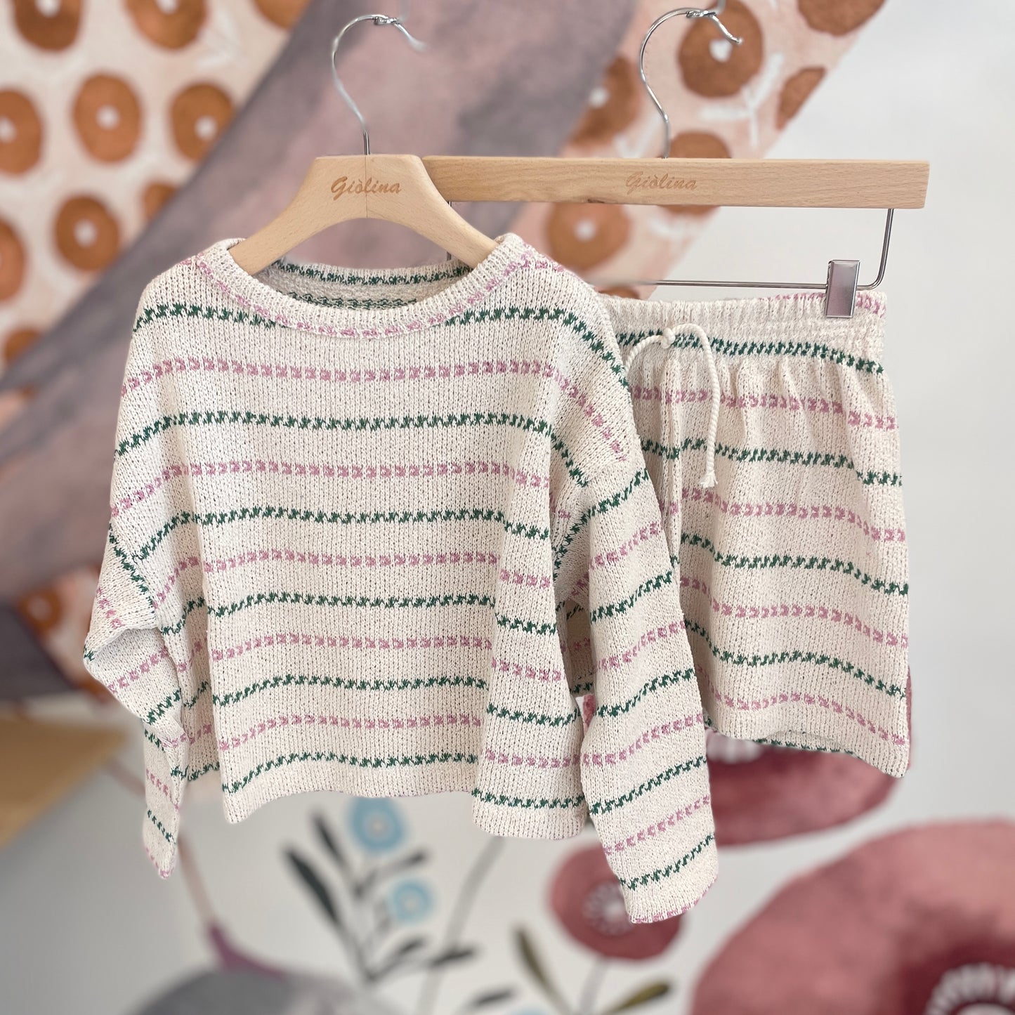 Completo lavorato tricot  verde e rosa, felpina e shorts