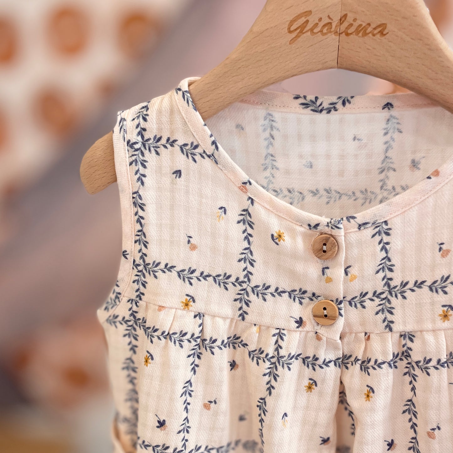 Top a costine naturale profilo indaco e stampa pera con shorts, abitino stampa fiori indaco
