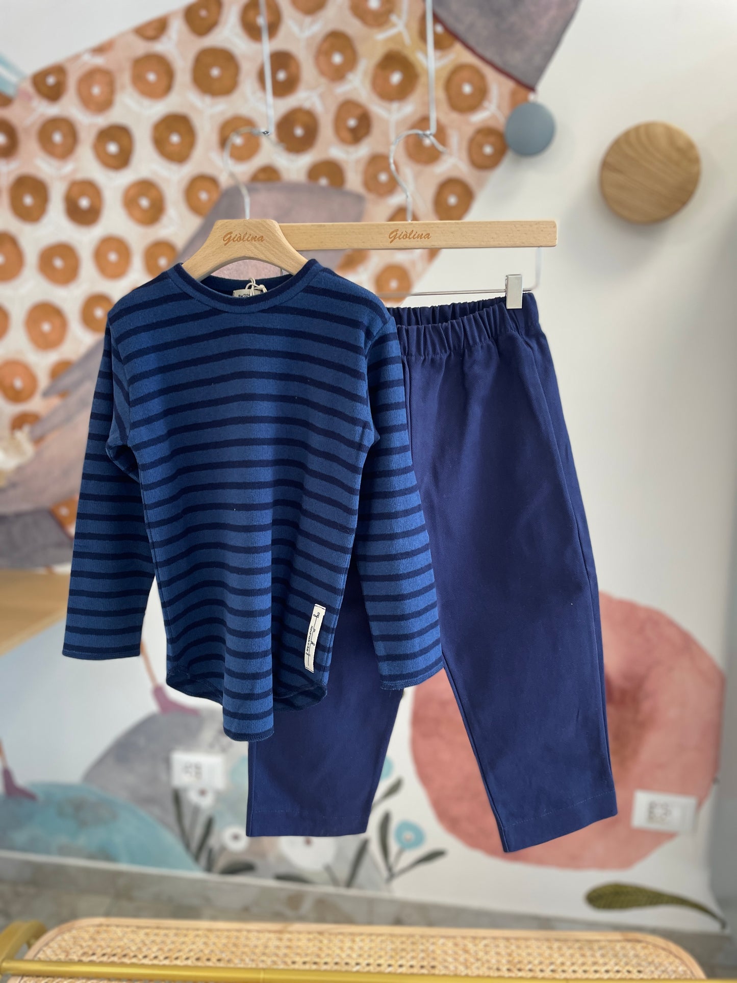 Maglie in caldo cotone e pantalone blu in denim baggy
