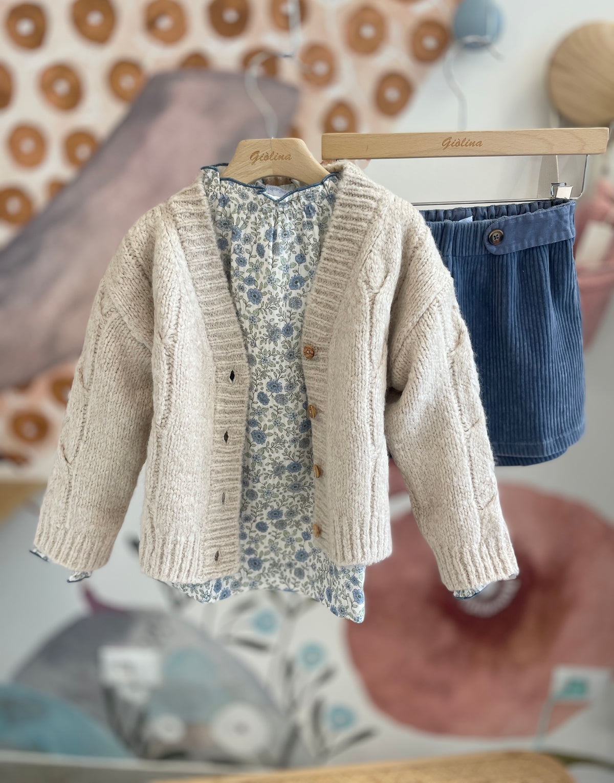 Cardigan con camicia a fiori e bermuda in velluto elasticizzato avio