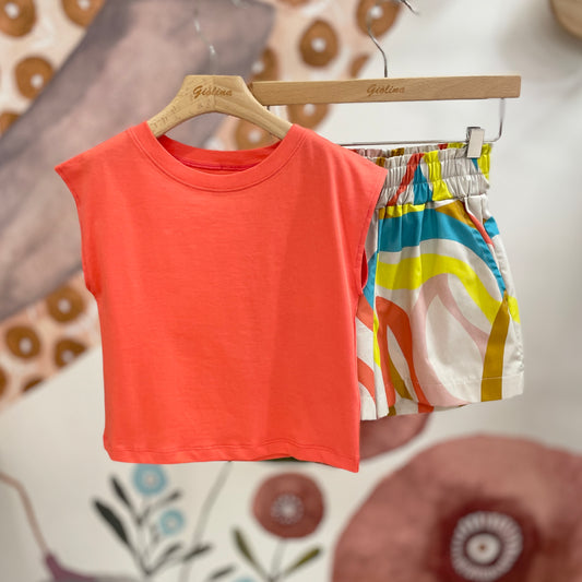 T-shirt smanicata corallo e shorts stampato multicolor