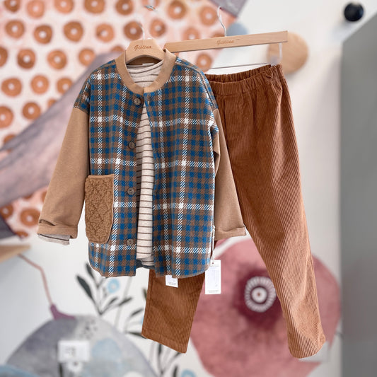 Giacca con tasca teddy maglia rigata e pantalone in velluto marron glacé