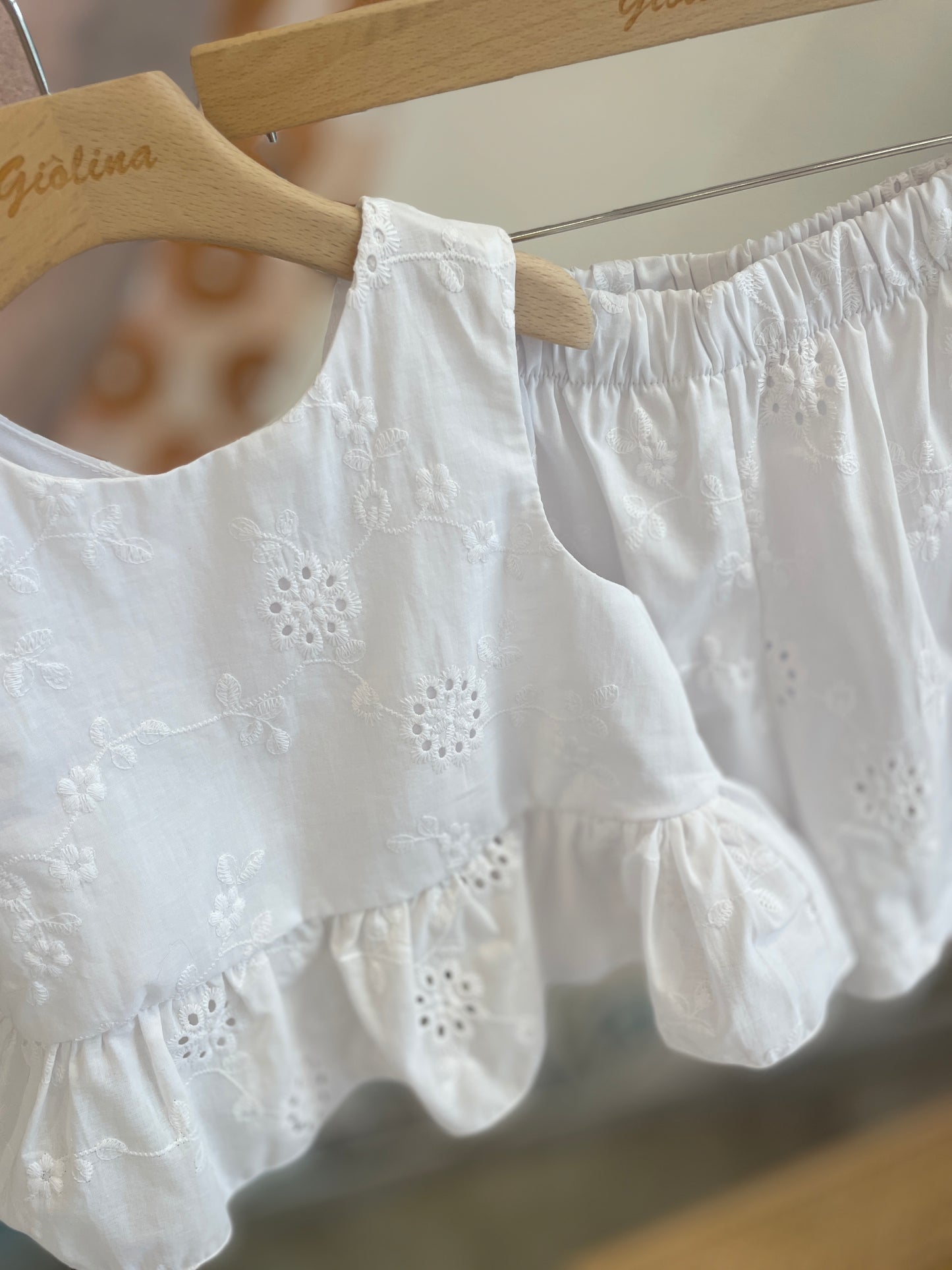 Completo in sangallo top e shorts