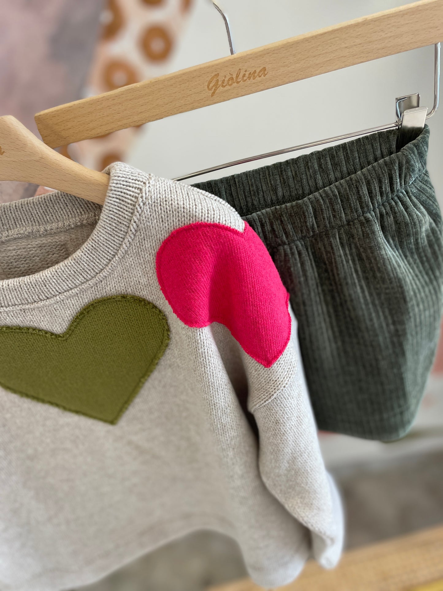 Maglia con cuori e minigonna in velluto a coste