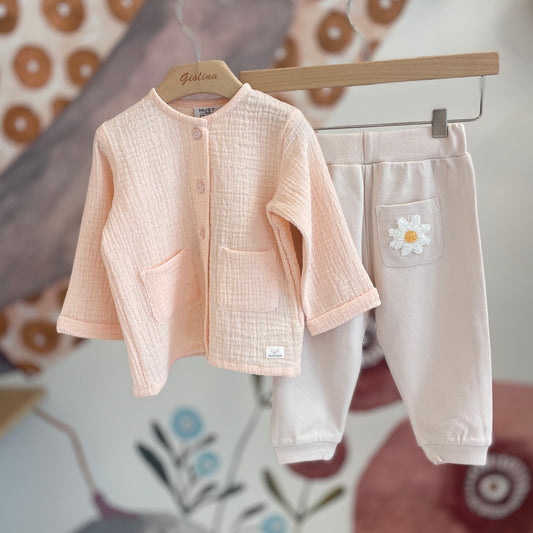 Cardigan in garza con body verde menta e pantalone con taschino margherita