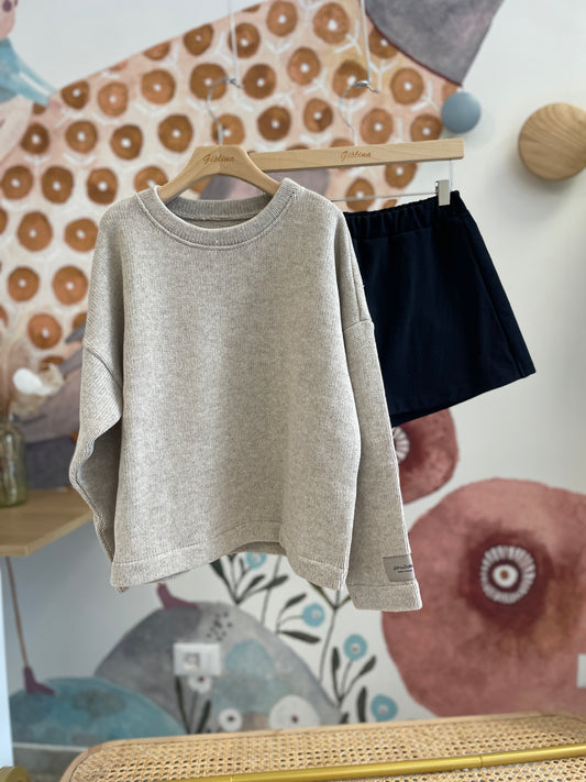 Maglia girocollo unisex beige con bermuda denim nero