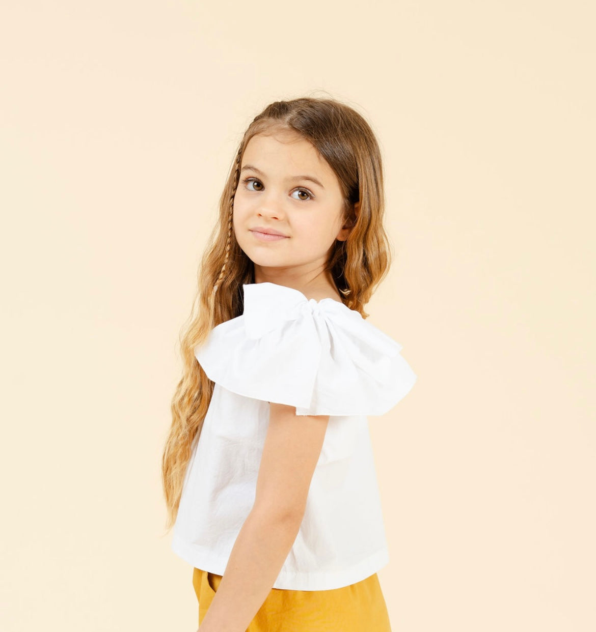 Camicia burro, gonna a ruota bianca, cintura fiore, pantagonna burro, top bianco con fiocco, giacca/camicia burro