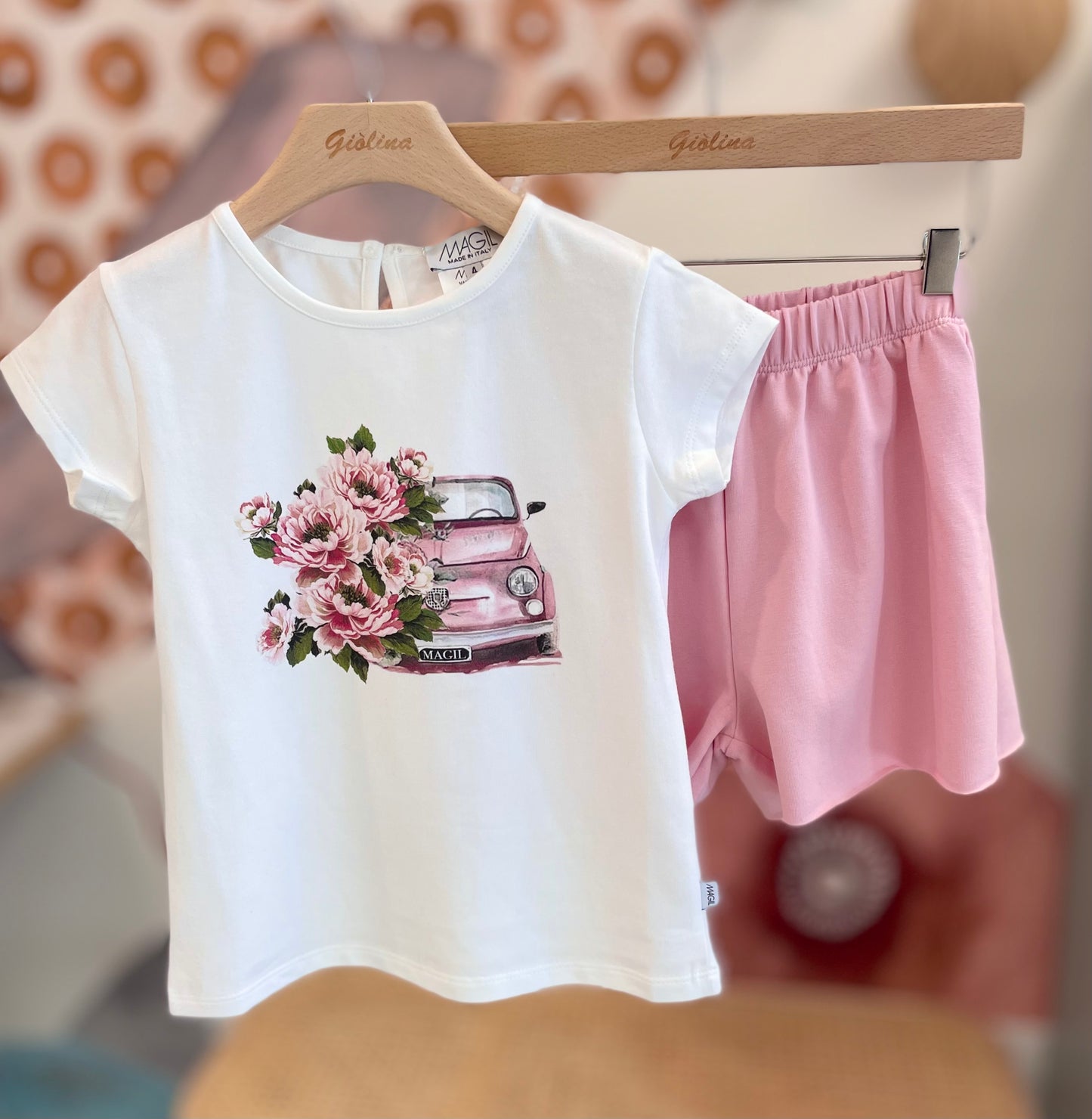 T-shirt bici e macchina con shorts in felpa