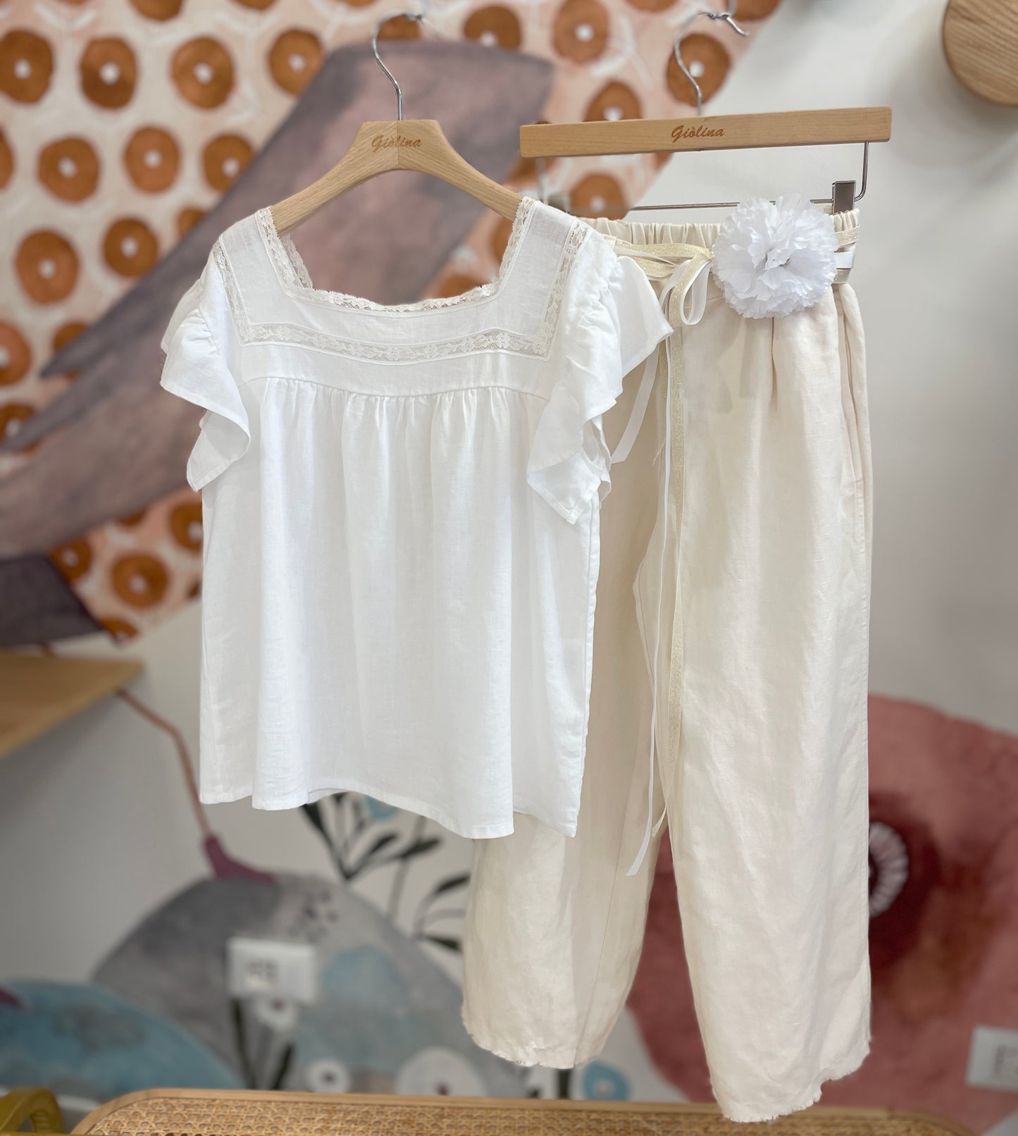 Camicia bon ton con kimono ricamato e pantalone sfrangiato