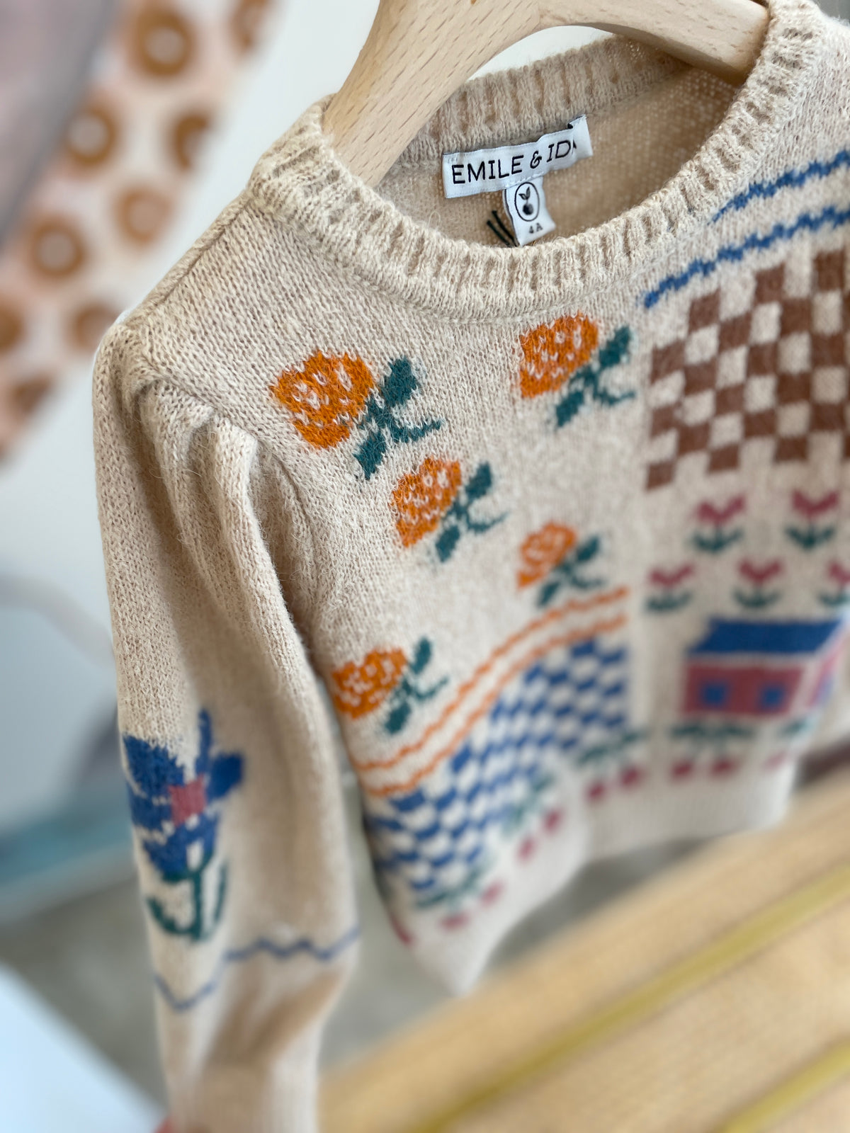 Pullover con casette e fiorellini