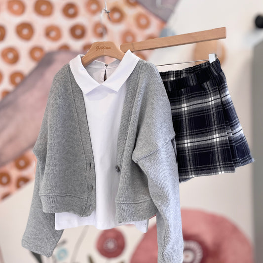 T-shirt con colletto, gonna a pantalone college e cardigan crop