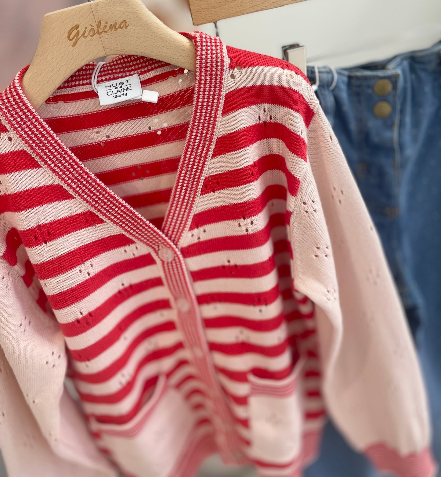 Cardigan con t-shirt stampa cuori e denim pois