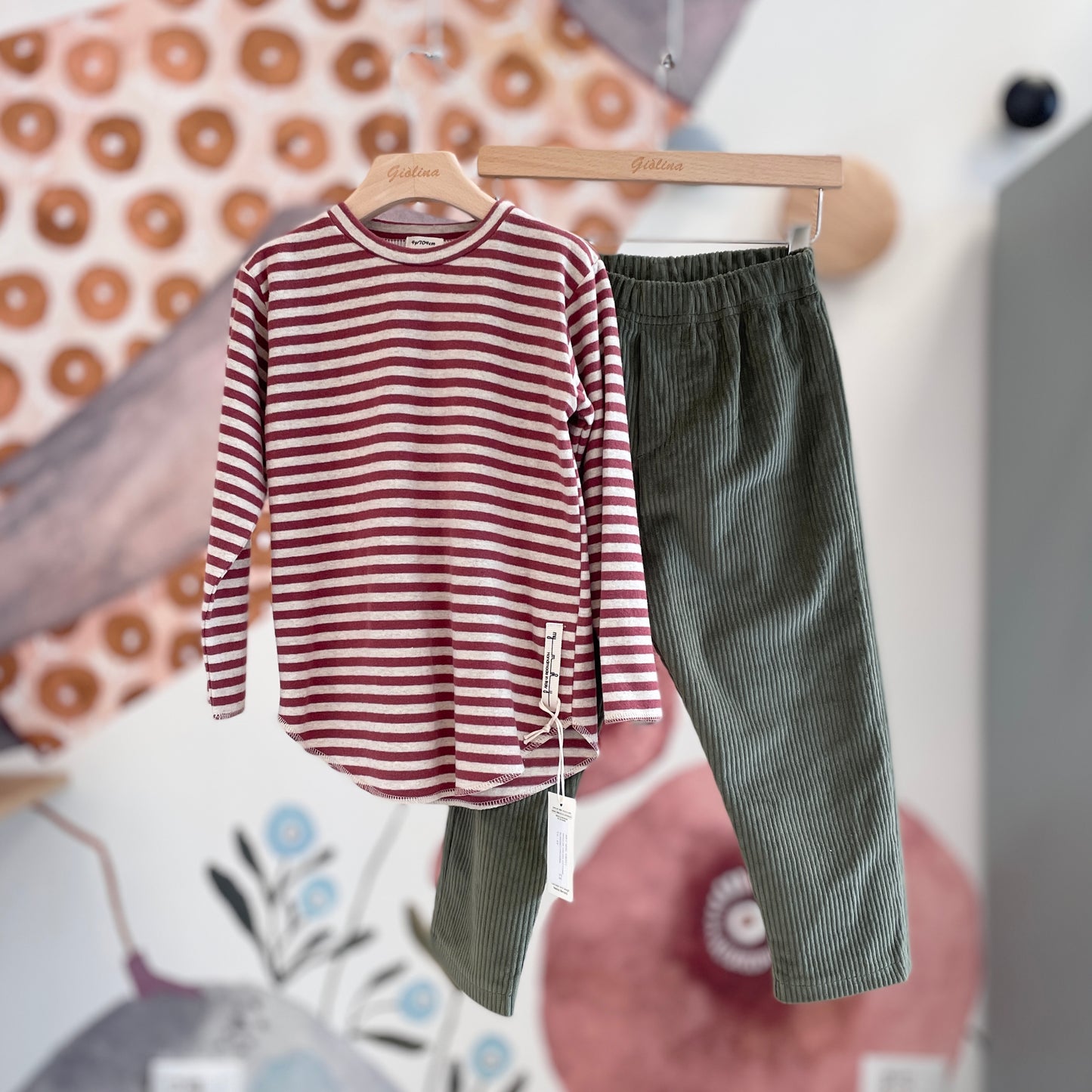 T-shirt rigata con pantalone verde e giacca pecorelle