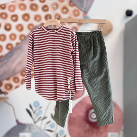 T-shirt rigata con pantalone verde e giacca pecorelle