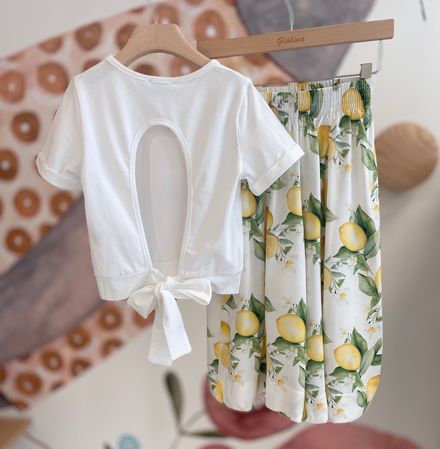 Top stampa limoni con bermuda fiocco, t-shirt cut out con pantalone stampato