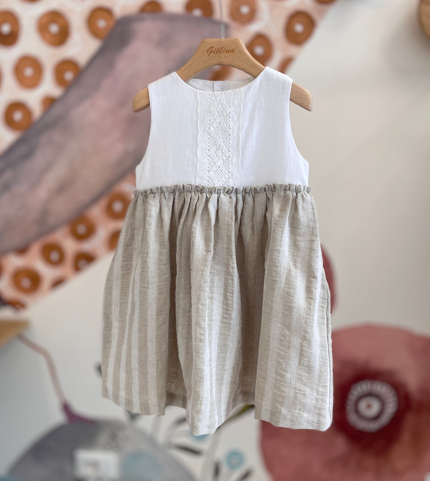 Abito in lino gessato beige e dettagli crochet