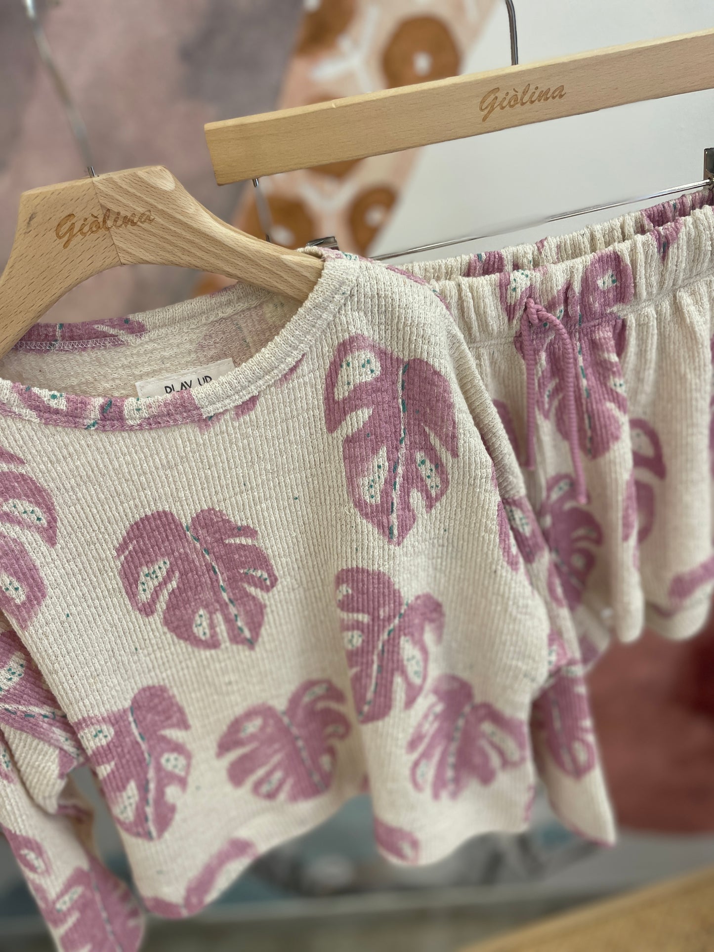 Felpa e shorts abbinati stampa foglie rosa e t-shirt lilla