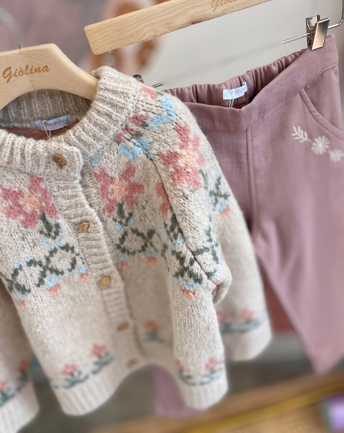 Cardigan tricot , camicia con collettone ricamato e pantalone rosa antico