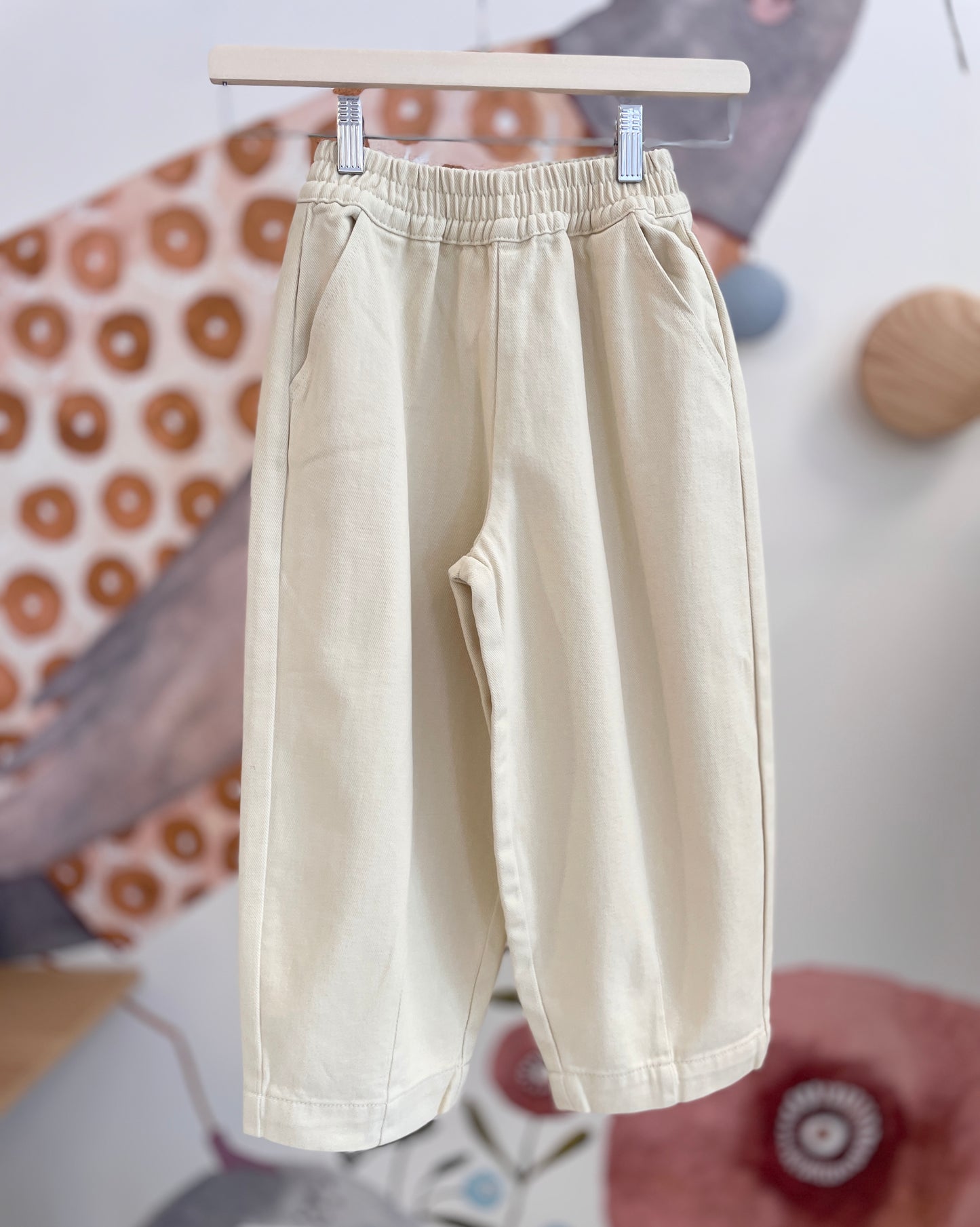 Maglia pelosa con pantalone naturale e giacca