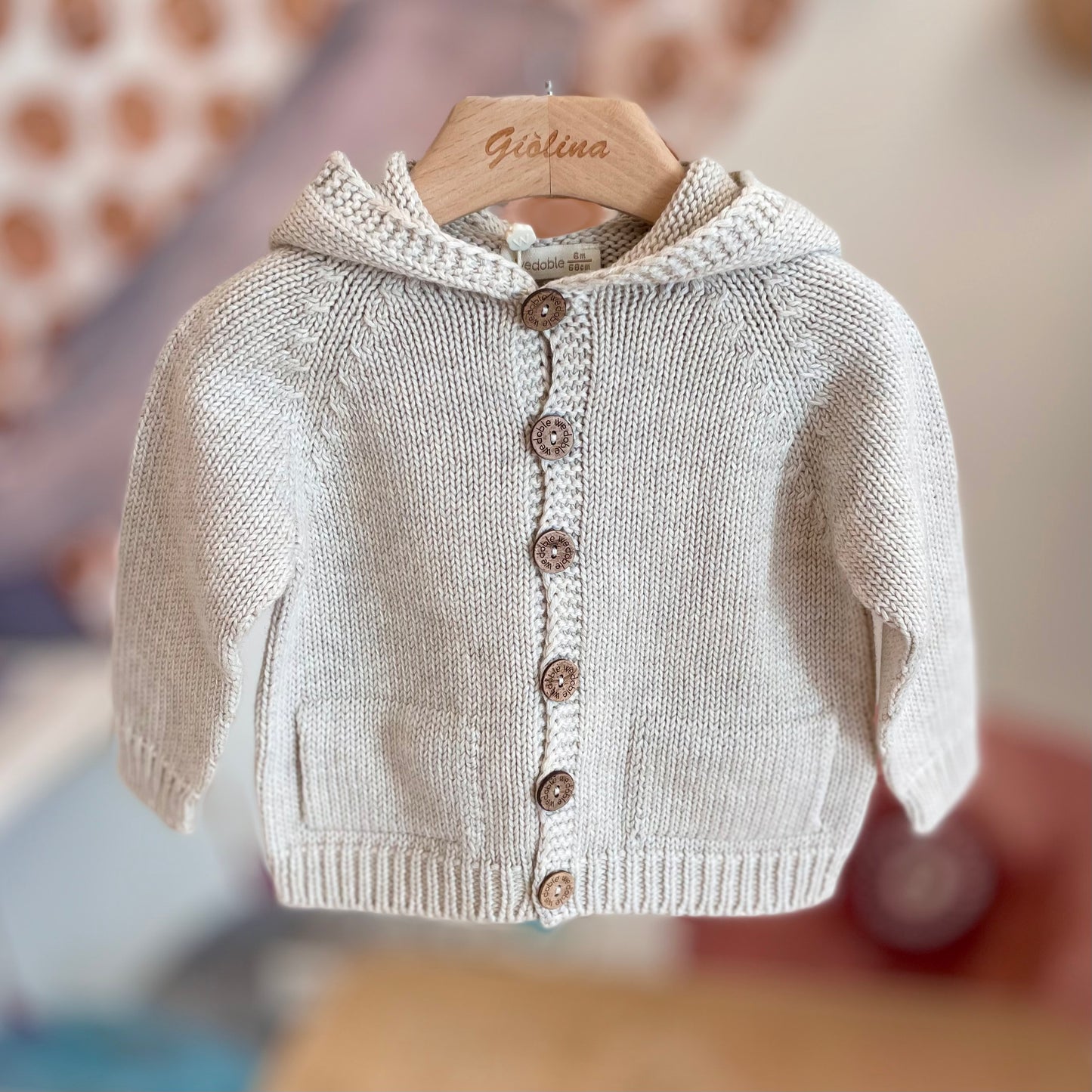 Cardigan con bottoncini in legno e cappuccio